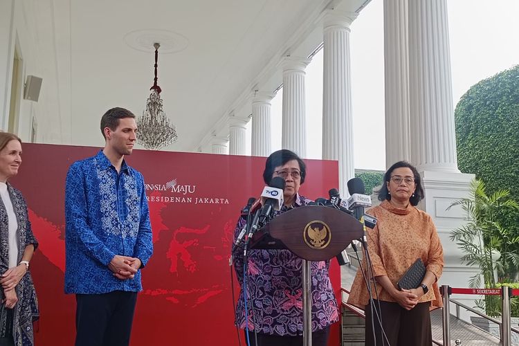 Menteri Lingkungan Hidup dan Kehutanan Siti Nurbaya Bakar di depan podium bersama Menteri Lingkungan dan Iklim Norwegia Andreas Bjelland Eriksen di Kompleks Istana Kepresidenan, Jakarta Pusat, Minggu (2/6/2024). 