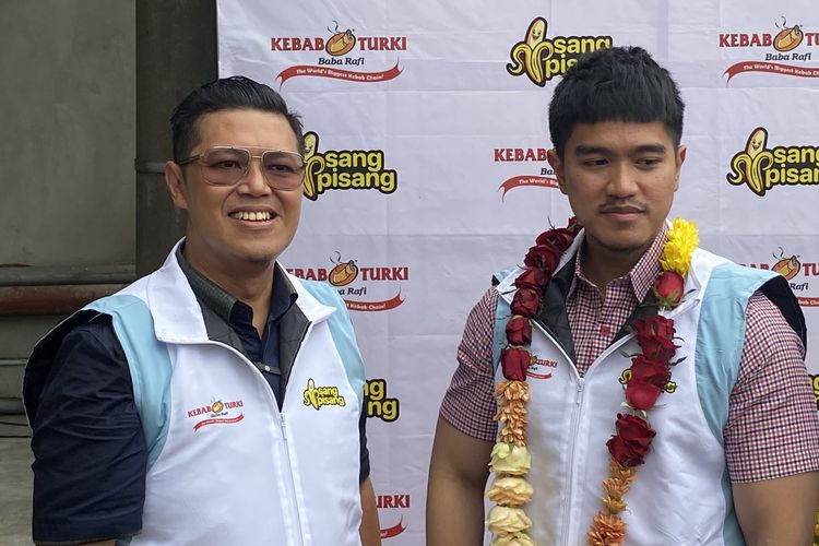 Pengusaha Surabaya, Hendy Setiono saat bersama Kaesang Pangarep, Minggu (23/6/2024).