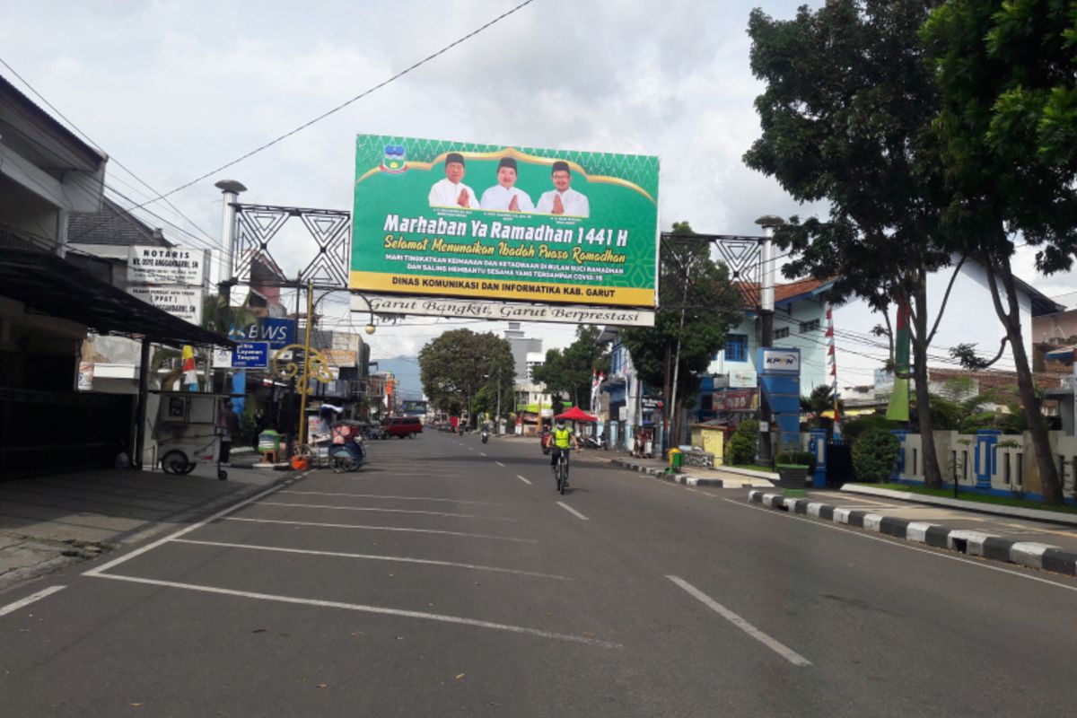 Ruas Jalan Ahmad yani di Pusat Kota Garut tampak sepi setelah ditutup, Minggu (36/04/2020)