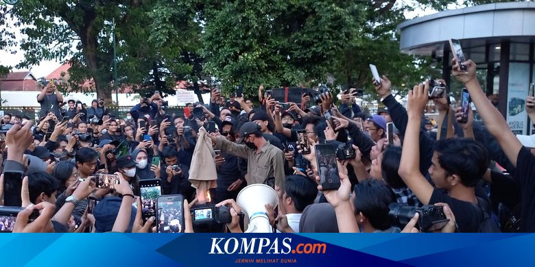 Mahasiswa UGM Bakar Almamater Saat Demo Tolak Kenaikan Harga BBM, Ini Alasan Mereka - Vimarsana News
