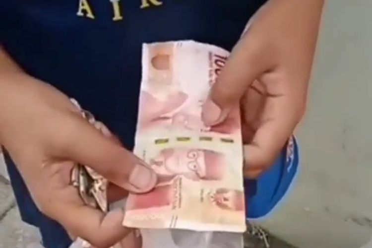 Bidik layar video viral seorang anak penjual keripik yang disebut dibayar dengan uang palsu, Jumat (29/7/2022).