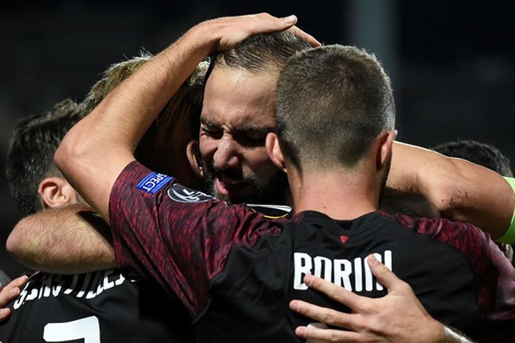 Penyerang AC Milan, Gonzalo Higuain (tengah), merayakan gol yang dicetak ke gawang F91 Dudelange dalam laga Grup F Liga Europa di Stadion Josy Barthel, Luksemburg pada 20 September 2018.
