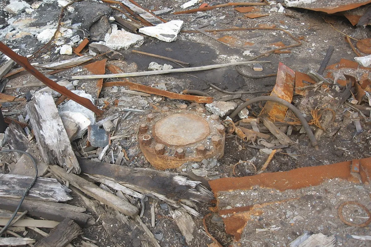 Lubang bor yang ditutup dengan baut di fasilitas Kola Superdeep Borehole pada tahun 2012. Ukuran diameter lubang buatan terdalam di dunia ini tidak lebih besar dari diameter piring.