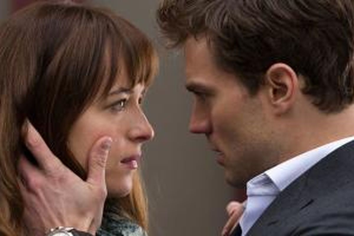 Salah satu adegan romantis dalam film erotis Fifty Shades of Grey