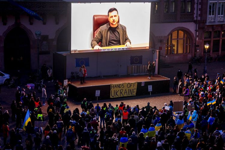Presiden Ukraina Volodymyr Zelenskyy menyampaikan pesan video kepada orang-orang yang bergabung dalam rapat umum di alun-alun Remember di Frankfurt, Jerman, Jumat, 4 Maret 2022. 