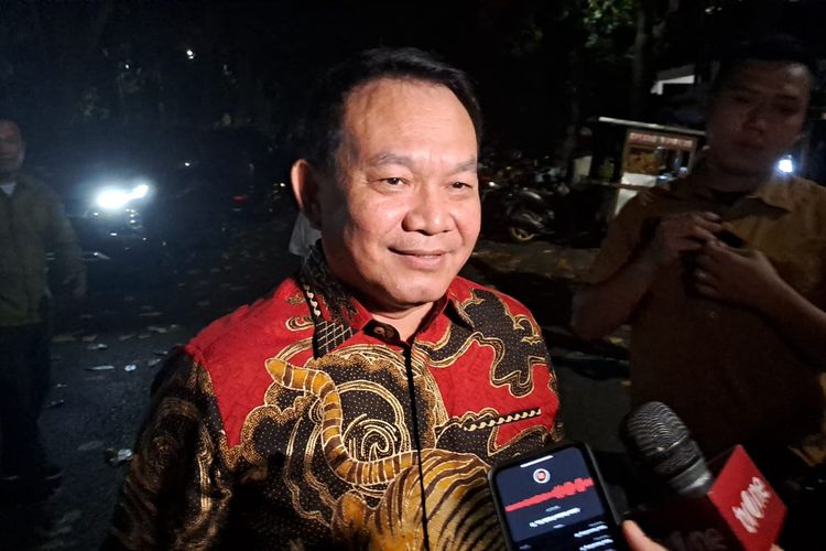 Eks KSAD Jenderal (Purn) Dudung Abdurachman mendatangi rumah Prabowo Subianto, Jalan Kertanegara, Jakarta Selatan, Kamis (25/4/2024) malam. 