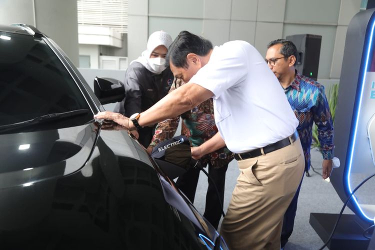 Menteri Koordinator Bidang Kemaritiman dan Investasi Luhut Binsar Pandjaitan mencoba mengisi daya mobil listrik di Kantor Kemenko Marves, Jakarta, Kamis (2/3/2023).