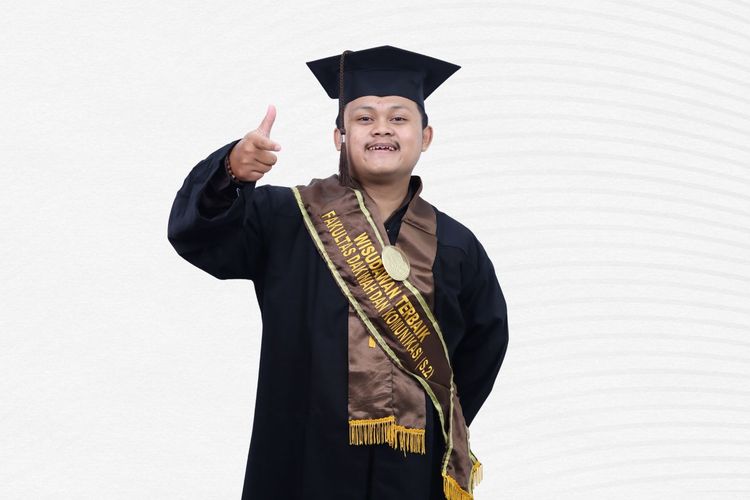 Kisah Kenzo, Biayai Kuliah S1-S2 dari Ngojol hingga Jadi Wisudawan Terbaik