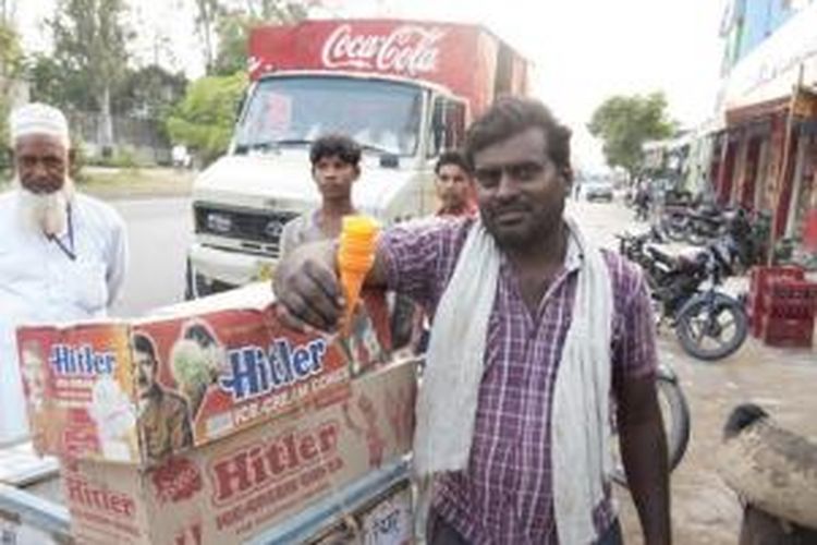 Seorang pedagang keliling di India menunjukkan es krim Hitler yang dijajakannya.