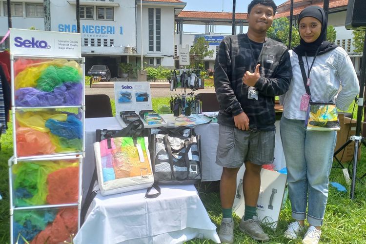 Seko Upcycle, inovasi produk fesyen dari kantong plastik asal Kota Semarang, Sabtu (11/5/2024).