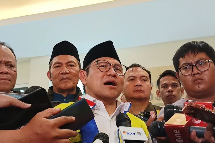 Cawapres nomor urut 1, Muhaimin Iskandar (Cak Imin) saat memberikan keterangan pers di Gedung Juang 45, Surabaya, Jumat (12/1/2024).