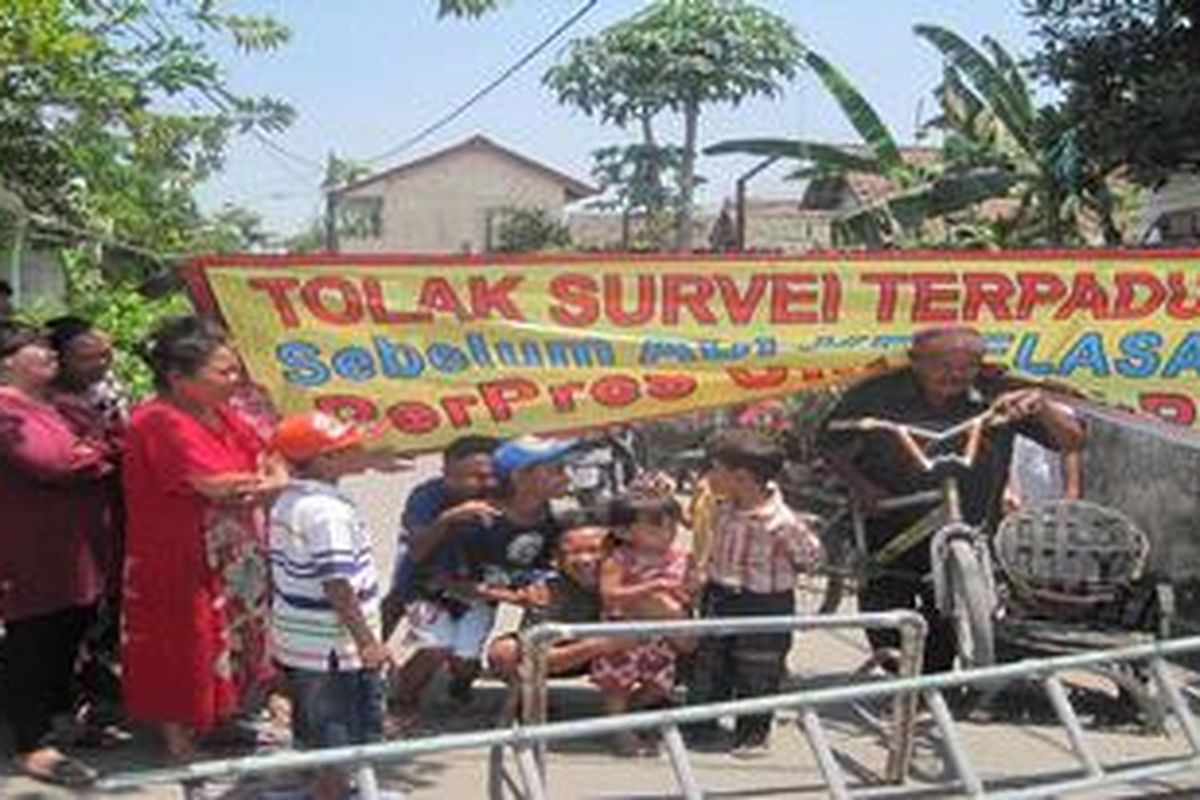 Ratusan orang mengisolasi RT 13 dan RT 15 Desa Mindi, Kecamatan Porong, Kabupaten Sidoarjo, Jatim, Minggu (25/9/2011). Blokade dilakukan warga 45 RT korban lumpur Lapindo, sebagai protes atas sikap tidak adil pemerintah yang hanya mengakomodasi RT 13, RT 15, dan RT 10 untuk mendapat ganti rugi