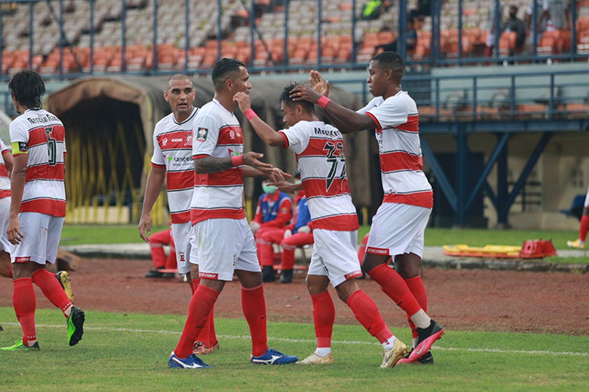 Para pemain Madura United merayakan gol pertama ke gawang PS Sleman saat kedua tim bertemu dalam laga pembuka penyisihan Grup C Piala Menpora 2021, di Stadion Si Jalak Harupat, Kabupaten Bandung, Selasa (23/03/2021). 