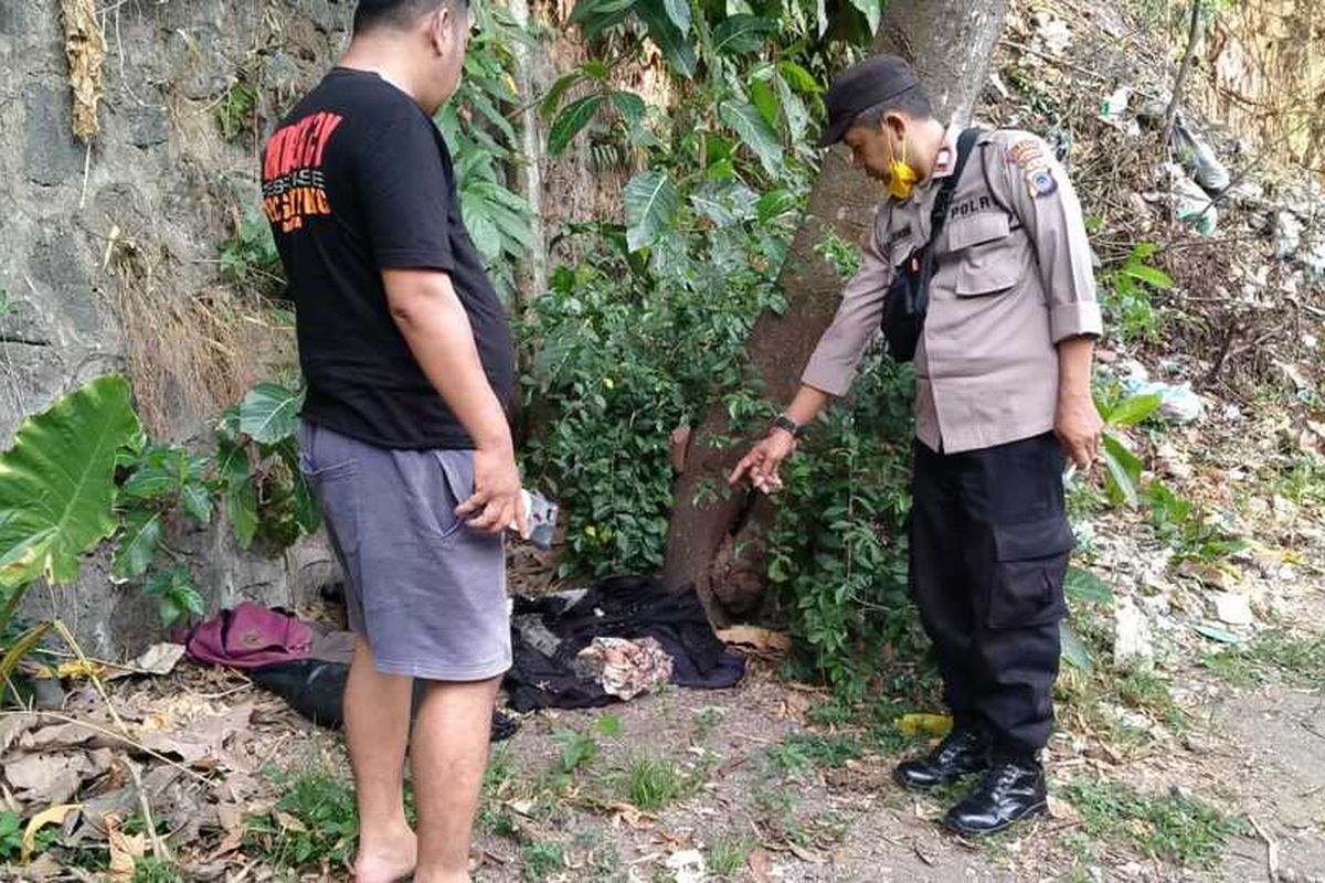 LOKASI: Polisi saat menunjukkan lokasi ditemukannya bungkusan berisi mayat bayi di Bantaran Sungai Winongo, Kota Yogyakarta, Minggu (29/9/2024)