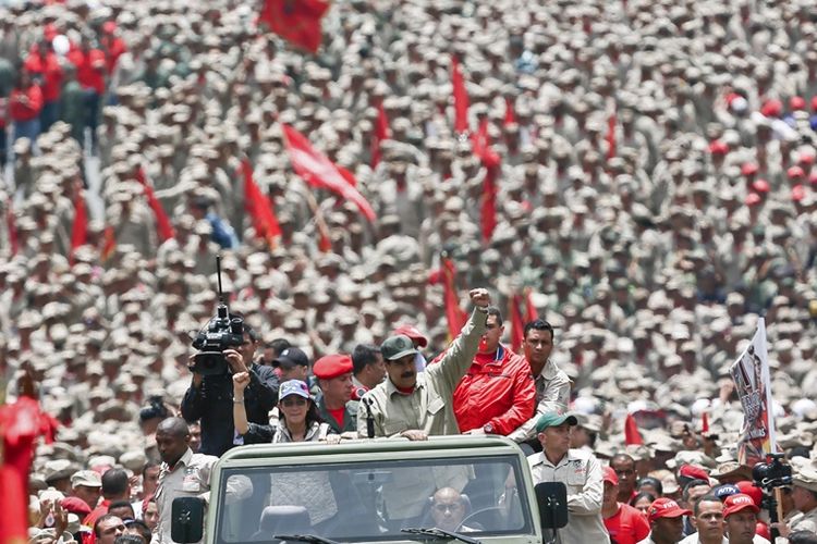 Presiden Nicolas Maduro saat menghadiri HUT ketujuh Milisi Bolivarian di Caracas, Venezuela.