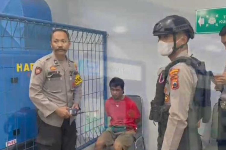 Pelaku percobaan pembobolan mesin Anjungan Tunai Mandiri (ATM) Bank Central Asia (BCA) di Jalan S Parman, ditangkap Tim Sang Penjaga Surakarta (Sparta) Kepolisian Resor Kota (Polresta) Solo, Jumat (7/4/2023).