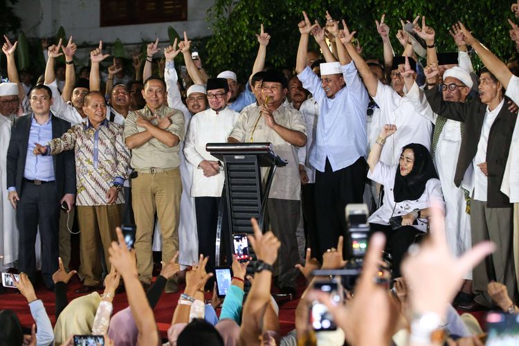 Calon Presiden no urut 02, Prabowo Subianto menggelar jumpa di Sekretariat Badan Pemenangan Nasional Prabowo Subianto - Sandiaga Uno, Jakarta, Rabu (17/4/2019). Prabowo Subianto mengumumkan memenangkan Pemilu Presiden 2019 mengalahkan pasangan calon presiden no urut 01, Joko Widodo - Maruf Amin.