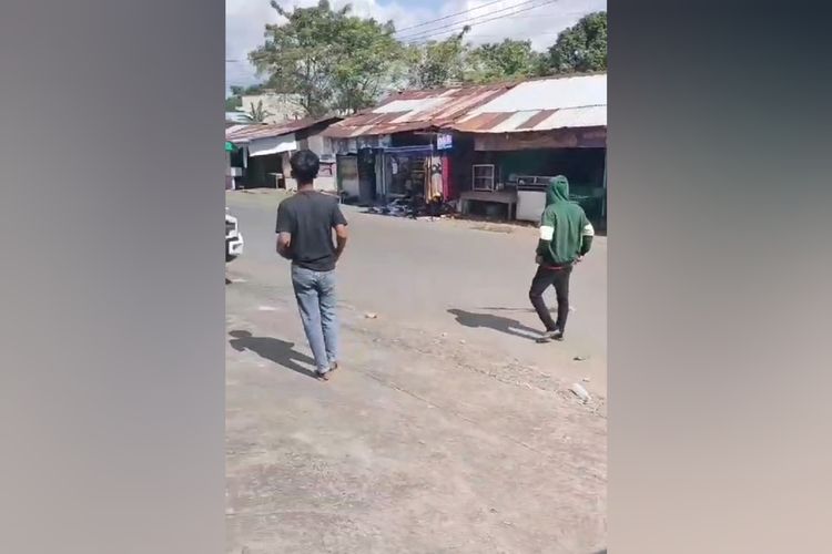 Potongan video yang memperlihatkan aksi premanisme, meminta tarif parkir ke pengendara senilai Rp 30.000, di depan Asrama Haji Sudiang, Kecamatan Biringkanaya, Kota Makassar, Sulsel, Senin (13/5/2024).