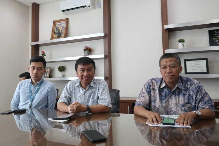 Wakil Rektor UNIBI bidang Akademik dan Sumber Daya, Indarta Priyana (nomor satu dari kanan) saat memberikan klarifikasi di Unibi, Kota Bandung, Jabar, Senin (16/1/2023).