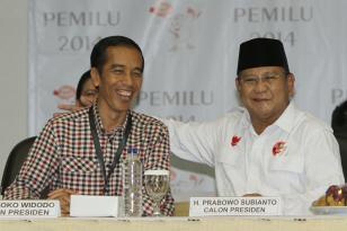 Capres dari poros Gerindra, Prabowo Subianto berbincang dengan capres dari poros PDIP, Jokowi-JK saat acara pengundian dan penetapan nomor urut untuk pemilihan presiden Juli mendatang di kantor KPU, Jakarta Pusat, Minggu (1/6/2014). Pada pengundian ini, pasangan Prabowo-Hatta mendapatkan nomor urut satu sedangkan Jokowi-JK nomor urut dua.