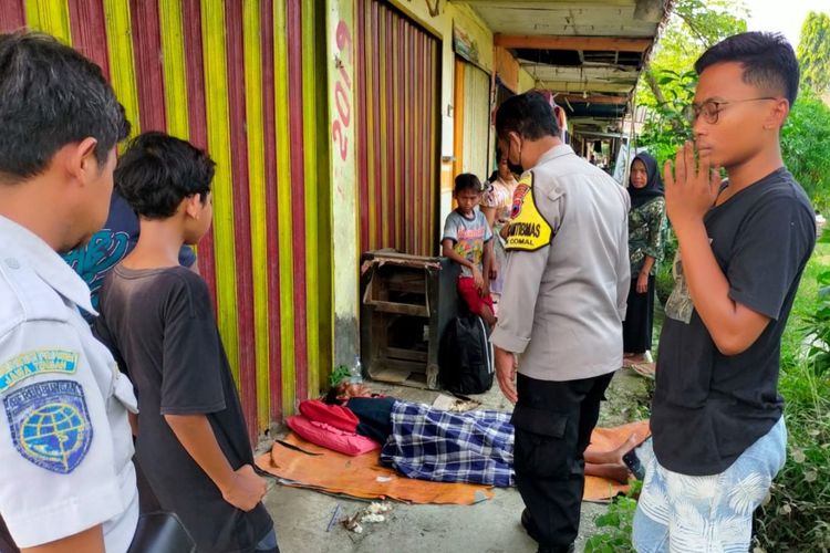 Polisi dan warga mendatangi seorang kakek tergeletak di pelataran ruko kosong di kawasan Terminal Grosir Comal, Kabupaten Pemalang, Jawa Tengah, Jumat (17/3/2023) (Dok. Humas Polres Pemalang)