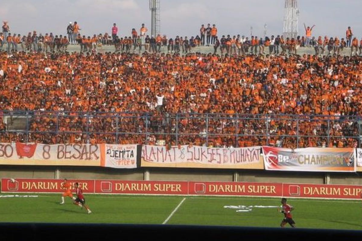 Suasana saat pertandingan Persija Jakarta di Stadion Lebak Bulus pada era Liga Indonesia sekitar tahun 2000-an. (Google via Football Tribe)