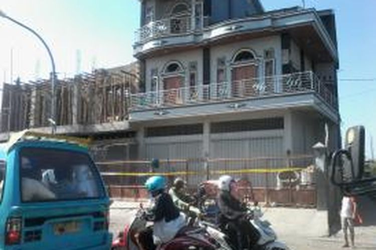 Rumah Patahuddin yang terletak di Jl Tinumbu 337 yang rusak massa telah diberi garis police line dan dijaga sejumlah petugas dari Polsekta Tallo, Jumat (12/9/2014).