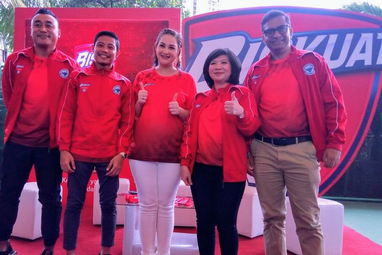 Berdiri dari kiri ke kanan arah pembaca Rendra Soedjono (presenter sepak bola), Evan Dimas (pemain timnas sepak bola Indonesia), Mona Ratuliu (aktris/pegiat parenting), Maggie Effendy (Head of Biscuit Mondelez Indonesia), dan Sachind Prasad (President Director for Mondelez Indonesia) pada grand final Biskuat Academy 2019 di di Stadion Sepak Bola GOR Sumantri Brodjonegoro, Jakarta, 11-12 Januari 2020.