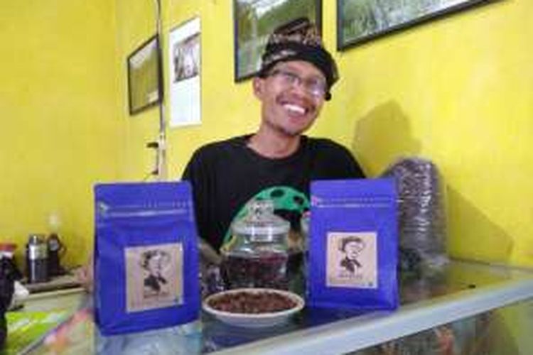 Mukidi (42), petani kopi asal  Desa Gandurejo, Kecamata  Bulu, Kabupaten Temanggung, Jawa Tengah, memperlihatkan kopi hasil produksinya yang diberinama 