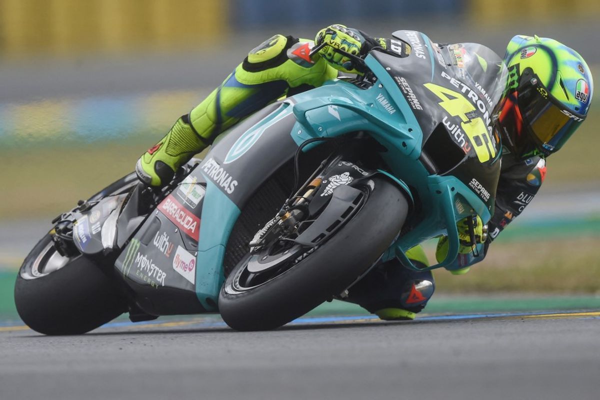 Petronas Yamaha SRT's Italian rider Valentino Rossi steers his motorbike, during the Q2 qualifying session of the MotoGP, ahead of the French Moto GP Grand Prix in Le Mans, northwestern France, on May 15, 2021. (Photo by JEAN-FRANCOIS MONIER / AFP)