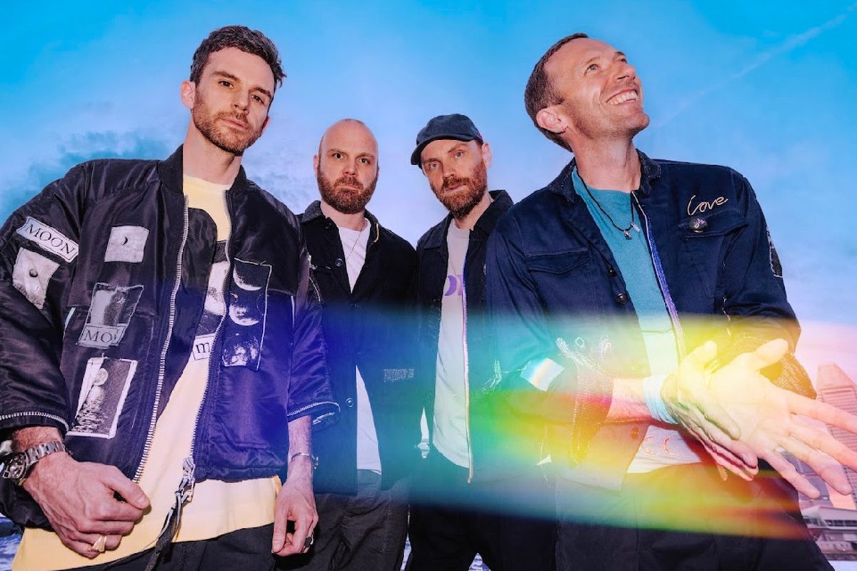 Coldplay merilis singel We Pray. 