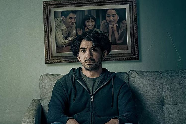 Potret Reza Rahadian dalam poster film Berbalas Kejam (2023)