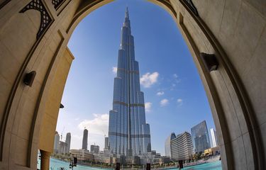 Gedung tertinggi di dunia Burj Khalifa di Dubai. Tinggi gedung ini lebih dari 800 meter