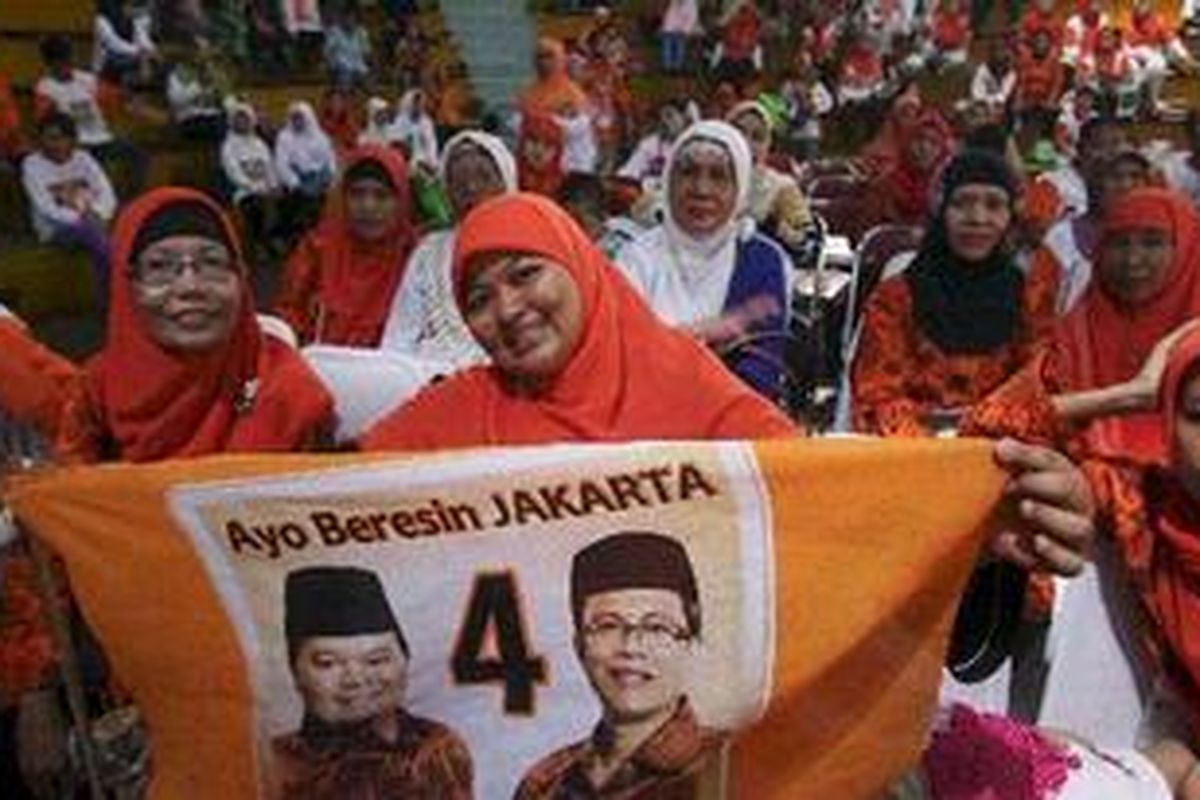 Simpatisan mengikuti kampanye pasangan calon gubernur dan wakil gubernur nomor 4, yaitu Hidayat Nur Wahid - Didik J Rachbini di GOR Lokasari, Kecamatan Tamansari, Jakarta Barat, Senin (25/6/2012). Pada kampanye tersebut, Calon Gubernur Hidayat Nur Wahid tidak didamping pasangannya Didik J Rachbini. 