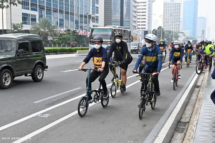 Menteri Perhubungan Budi Karya Sumadi bersepeda mencontohkan penggunaan sepeda yang bersambung dengan penggunaan angkutan umum massal, Jumat (4/6/2021).