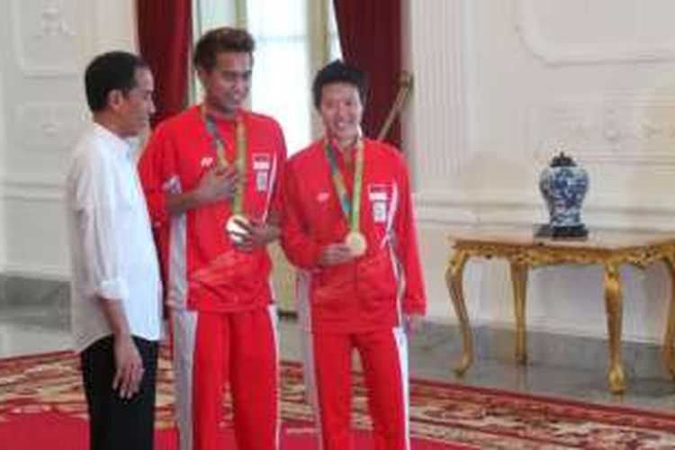 Presiden Joko Widodo bersama Tontowi Ahmad dan Lilyana Natsir di Istana Merdeka, Jakarta, Rabu (24/8/2016).