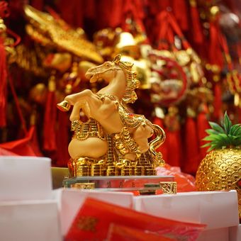 Makna tahun kuda api Imlek 2026 | Ragam pernak pernik menjelang Tahun Baru Imlek 2577 Kongzili di kawasan Glodok, Jakarta Barat, Sabtu (24/1/2026). Kuda api menjadi shio yang menaungi Imlek tahun ini. Shio Apa yang Beruntung dan Kurang Beruntung Sepanjang 2026?