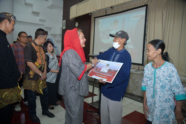 Wali Kota (Walkot) Semarang Hevearita Gunaryanti Rahayu saat menyerahkan santunan kematian kepada 168 ahli waris tahap IV program Santunan Kematian di Gedung Juang 45, Kamis (5/9/2024). 
