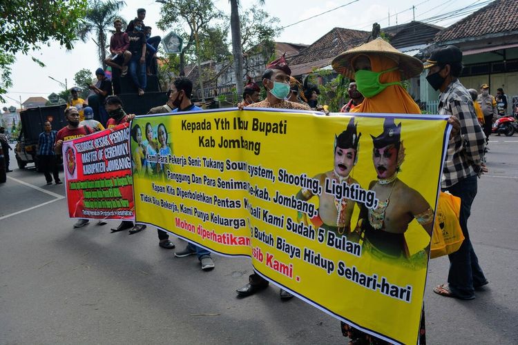 Para pekerja seni, bersama pelaku usaha jasa sewa sound system dan perlengkapan hajatan di Kabupaten Jombang, Jawa Timur, meminta Bupati Jombang Mundjidah Wahab, segera memberikan izin keramaian, Senin (20/7/2020).