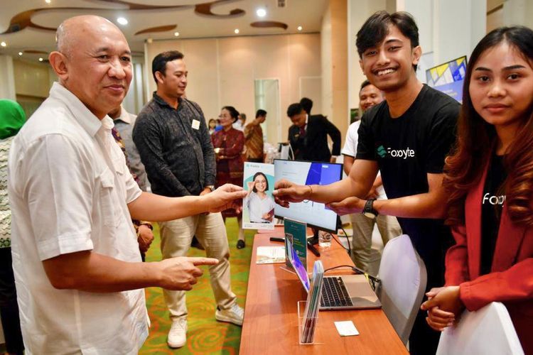 Menteri Koperasi dan Usaha Kecil Menengah (MenKopUKM) Teten Masduki dalam acara Demoday Inkubasi Usaha bertajuk, Connecting Pentahelix, Build Networking, dan Infuse Smart Solution Technology to The Society di Denpasar Selatan, Bali, Sabtu (12/11/2022).