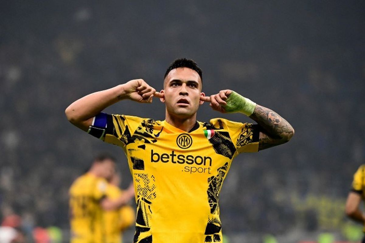 Lautaro Martinez merayakan gol