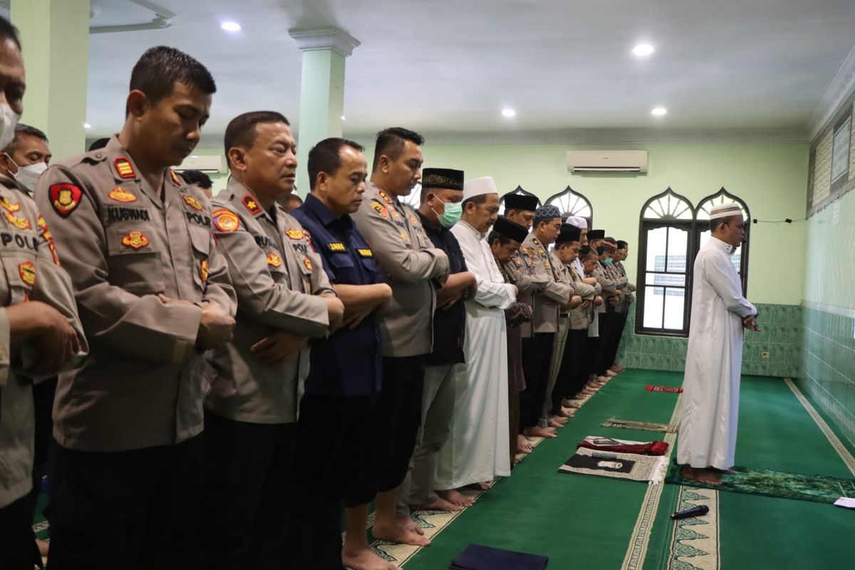 Polres Metro Tangerang Kota menggelar kegiatan shalat gaib dan doa bersama untuk para korban meninggal dunia tragedi Kanjuruhan, Rabu (5/10/2022). Sholat gaib ini dilakukan sebagai bentuk belasungkawa dan mengirimkan doa kepada para korban meninggal dunia, serta luka-luka dalam Tragedi Kanjuruhan pada 1 Oktober 2022 lalu.