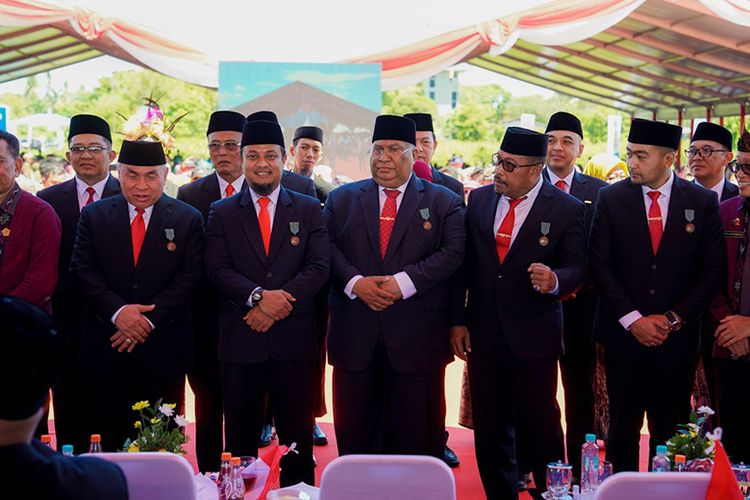 Gubernur Sulawesi Selatan Andi Sudirman menerima penghargaan Satyalancana Wira Karya. 