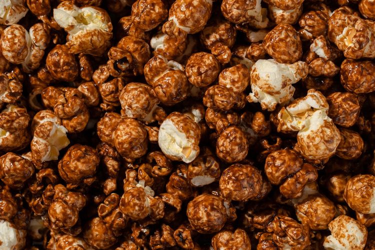 Ilustrasi popcorn caramel.