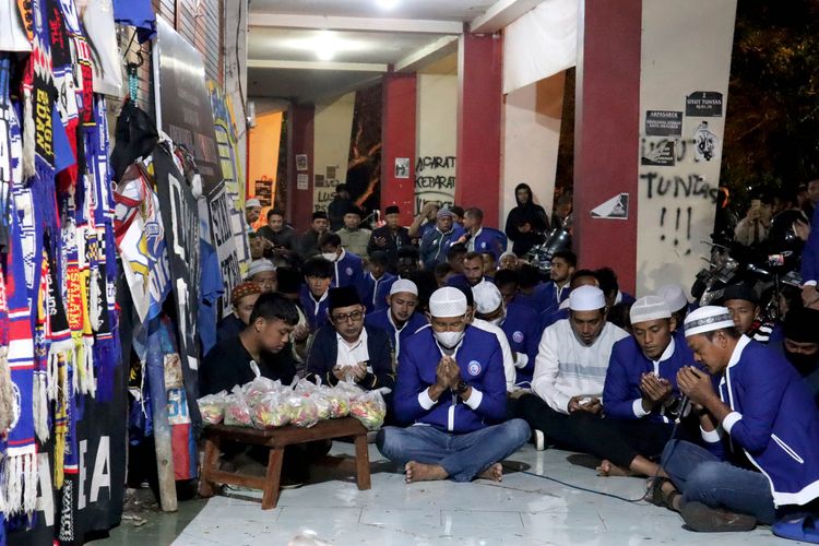 Pelatih kiper Arema FC Jarot Supriadi  memimpin doa bersama pemain, official dan manajemen untuk memperingati 40 hari Tragedi Kanjuruhan di Gate 13 Stadion Kanjuruhan Kepanjen, Kabupaten Malang, Rabu (9/11/2022) malam.
