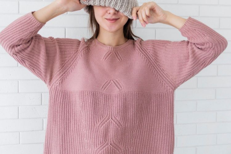 Tetap tampil keren saat langit mendung. Ini inspirasi outfit musim hujan yang nyaman, praktis, dan tetap stylish untuk menemani aktivitasmu seharian.