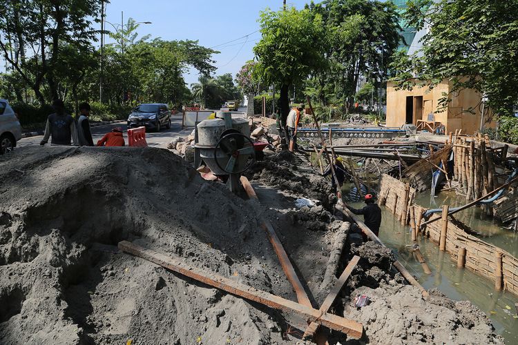Pengerjaan saluran air atau box culvert di salah satu titik rawan banjir di Kota Surabaya, Jawa Timur.