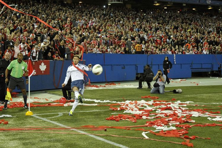 David Beckham (Los Angeles Galaxy ) melakukan tendangan sudut selama aksi pertandingan Liga Champions CONCACAF melawan Toronto FC  Pada 7 Maret 2012 di Rogers Center di Toronto, Kanada.