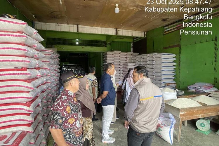 Tim Satgas pengendalian harga beras, Bengkulu, melakukan pengecekkan di pasar dan ousat penjuakan beras, Jumat (24/10/2025). (Dok, Polda Bengkulu).