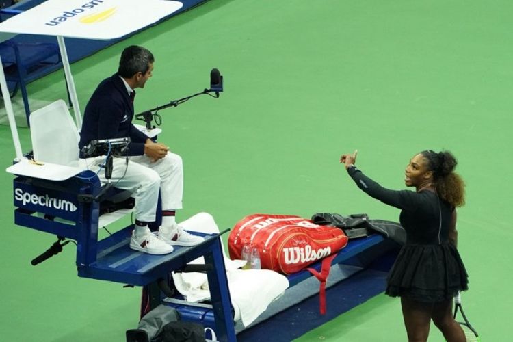 Petenis AS, Serena Williams, beradu argumen dengan wasit Carlos Ramos pada laga final US Open 2018 menghadapi petenis Jepang, Naomi Osaka, pada Minggu (9/9/2018).